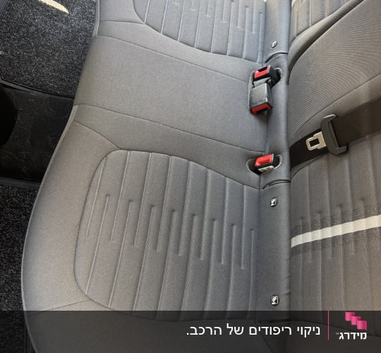 מושב רכב נקי עם חגורות בטיחות